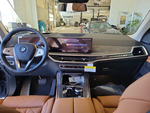New 2026 BMW X7 xDrive40i w/ Premium Package image 3