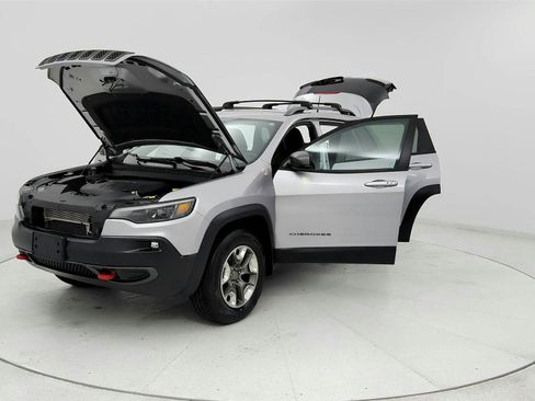 Used 2019 Jeep Cherokee Trailhawk AWD/4WD image 9