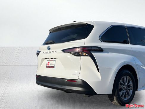 Certified 2025 Toyota Sienna LE FWD image 12