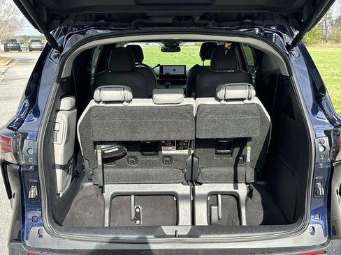 Used 2025 Toyota Sienna XLE image 18