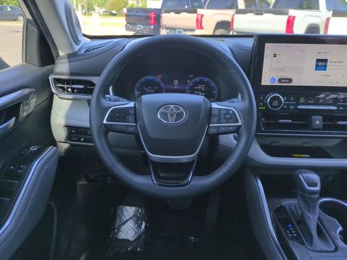 Used 2023 Toyota Highlander Limited FWD image 16
