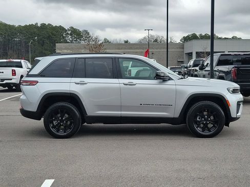 New 2026 Jeep Grand Cherokee Altitude image 2