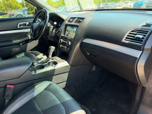 Used 2017 Ford Explorer XLT w/ Equipment Group 202A AWD/4WD image 10