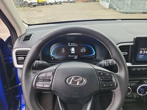 Used 2025 Hyundai Venue Limited image 18