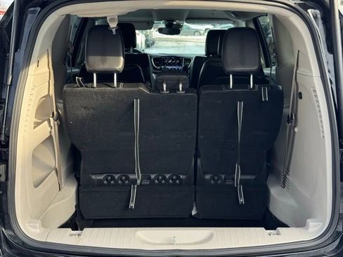 Used 2024 Chrysler Pacifica Touring-L image 9