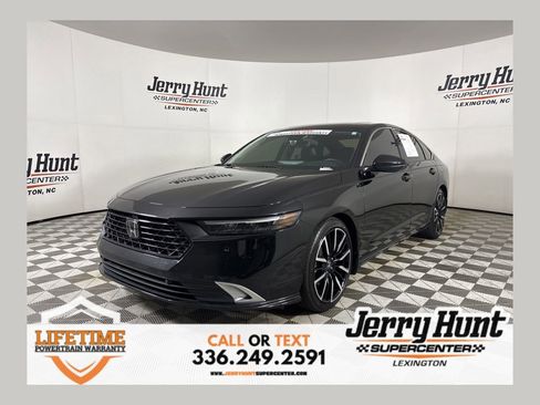 Used 2023 Honda Accord Touring image 1