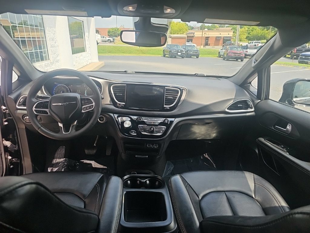Used 2025 Chrysler Pacifica Select FWD image 13