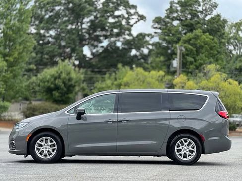 Used 2023 Chrysler Pacifica Touring-L FWD image 8