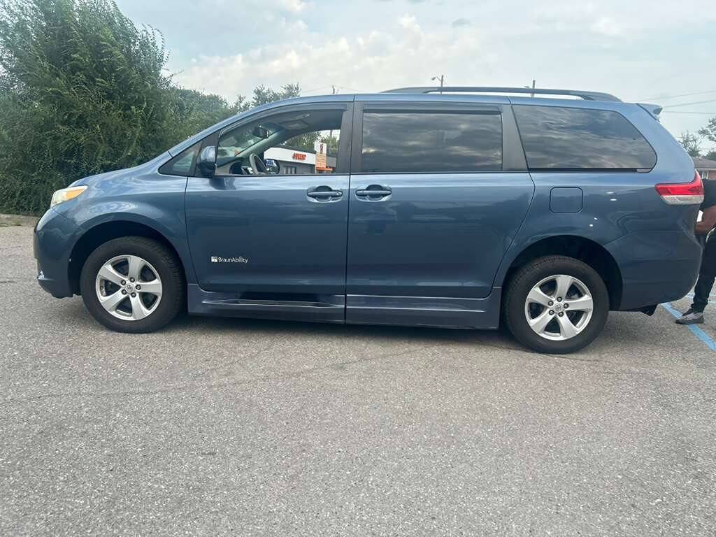 Used 2014 Toyota Sienna LE FWD image 8