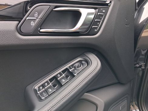Certified 2026 Porsche Macan AWD/4WD image 28