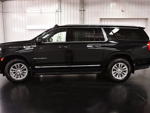 Used 2024 GMC Yukon XL SLT w/ SLT Luxury Package AWD/4WD image 4