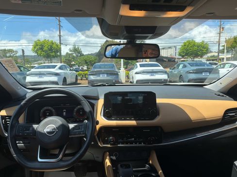 Used 2023 Nissan Rogue Platinum w/ Platinum Premium Package FWD image 10