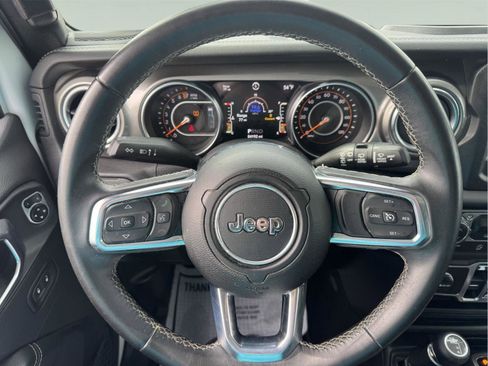 Used 2018 Jeep Wrangler Unlimited Sahara w/ Dual Top Group AWD/4WD image 17