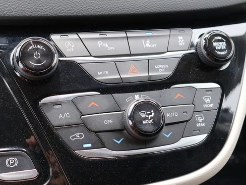 Used 2024 Chrysler Pacifica Touring-L FWD image 36