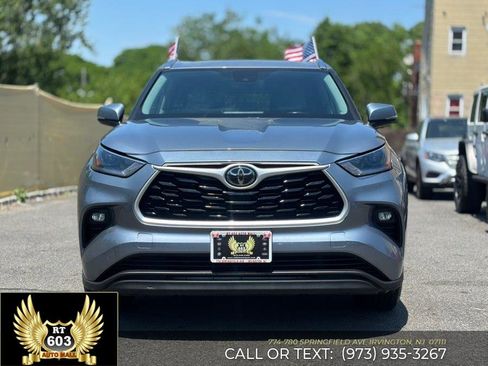 Used 2021 Toyota Highlander XLE AWD/4WD image 2