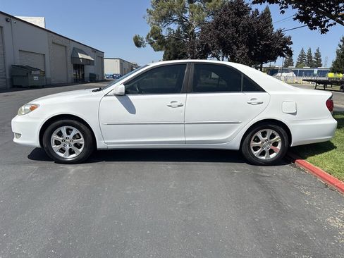 Used 2005 Toyota Camry XLE FWD image 8