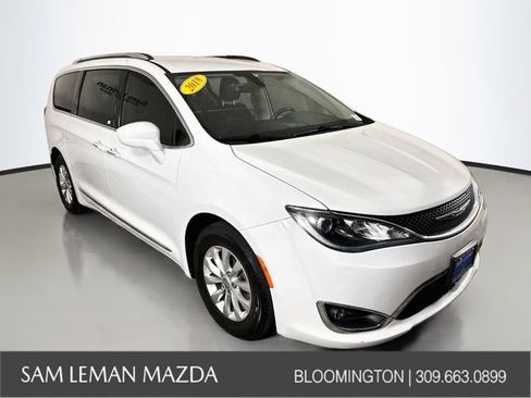 Used 2018 Chrysler Pacifica Touring-L w/ Premium Audio Group FWD image 1