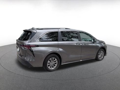 Used 2024 Toyota Sienna XLE FWD image 14