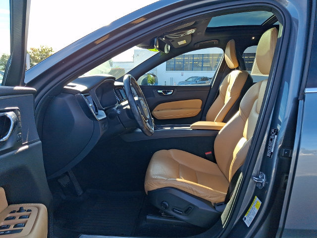 Used 2018 Volvo XC60 T5 Momentum w/ Convenience Package AWD/4WD image 13