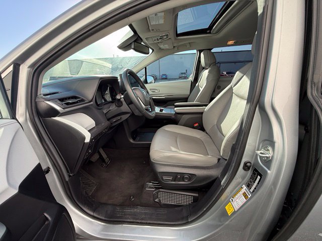 Used 2025 Toyota Sienna XLE FWD image 24