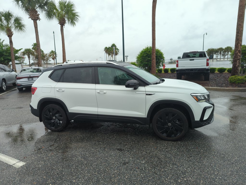 Used 2024 Volkswagen Taos SE AWD/4WD image 2
