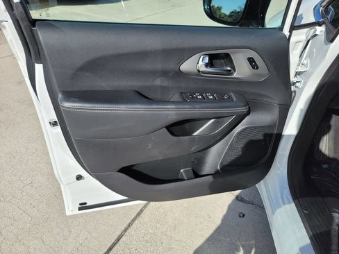 Used 2025 Chrysler Pacifica Select FWD image 9