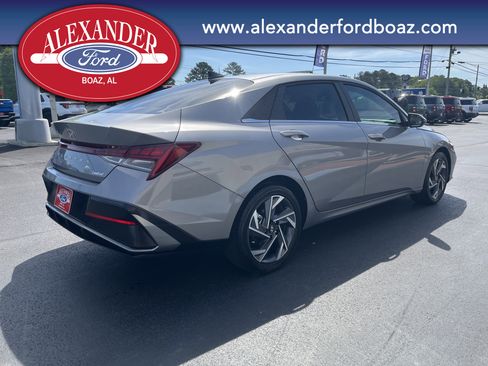 Used 2025 Hyundai Elantra Limited image 4