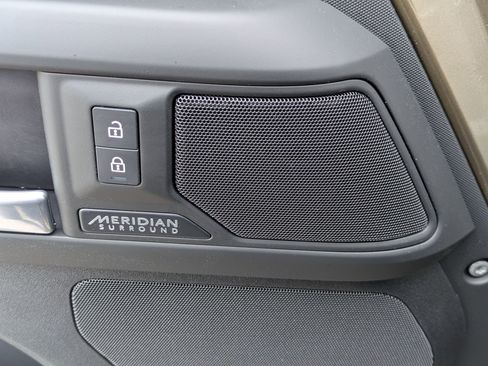 Used 2025 Land Rover Defender 110 X-Dynamic SE image 23