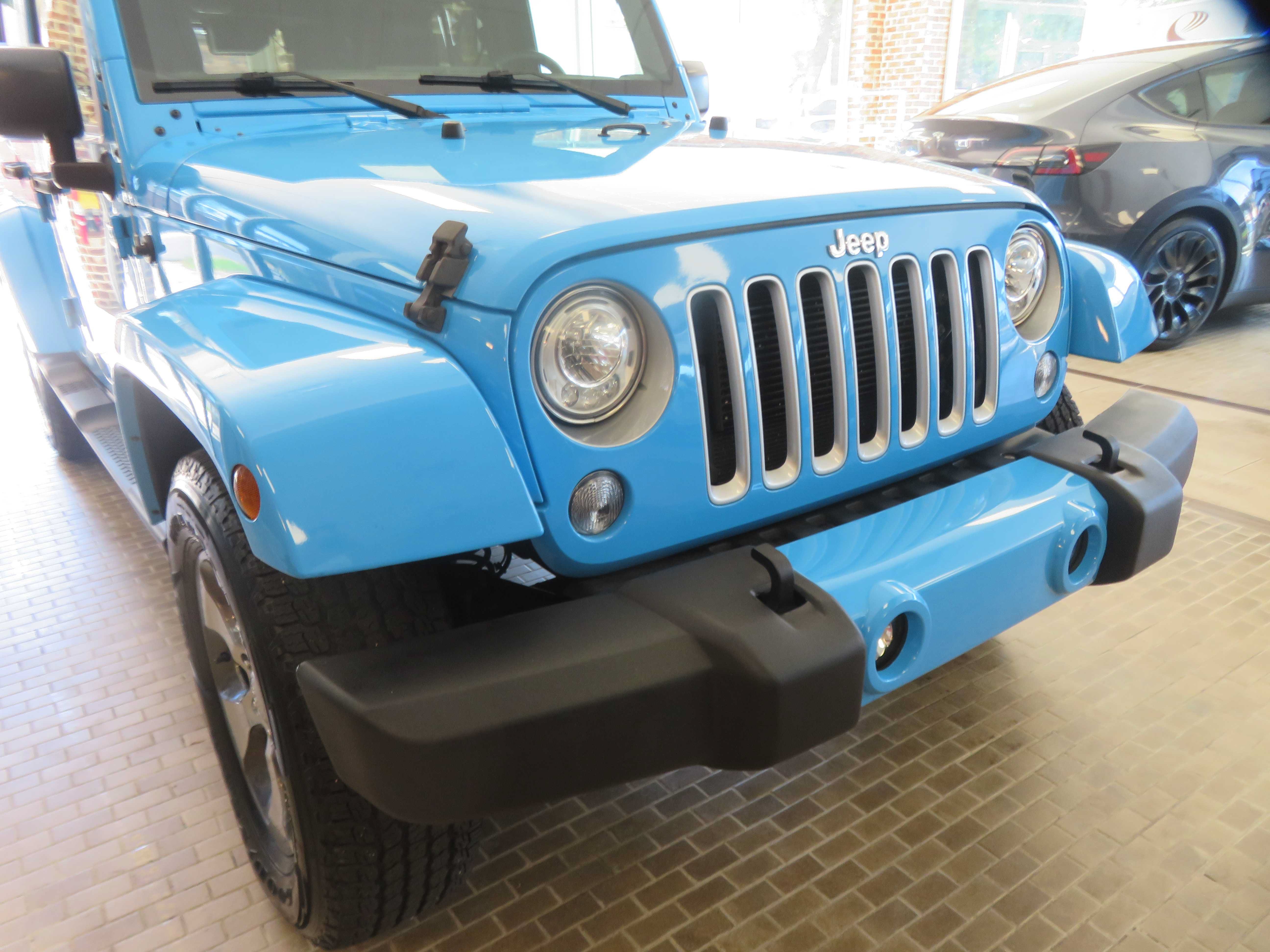 Used 2017 Jeep Wrangler Unlimited Sahara w/ Dual Top Group AWD/4WD image 57