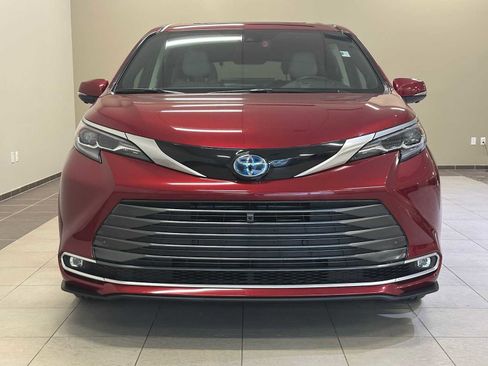 Certified 2025 Toyota Sienna Platinum image 6