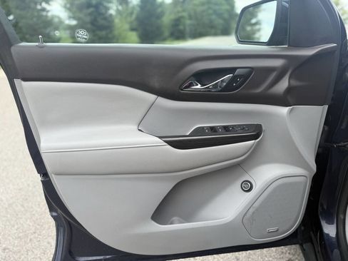 Used 2017 GMC Acadia SLT image 9