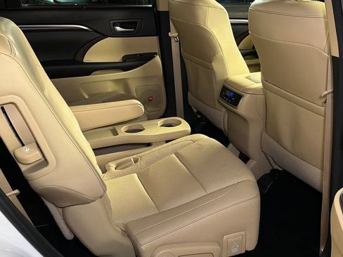 Used 2016 Toyota Highlander Limited image 13