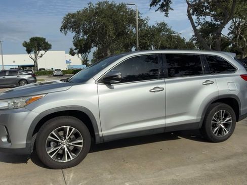Used 2019 Toyota Highlander LE FWD image 5