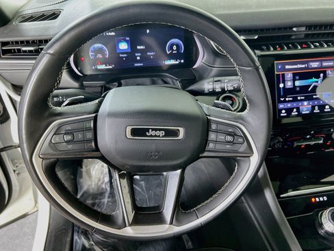 Used 2023 Jeep Grand Cherokee Altitude AWD/4WD image 11
