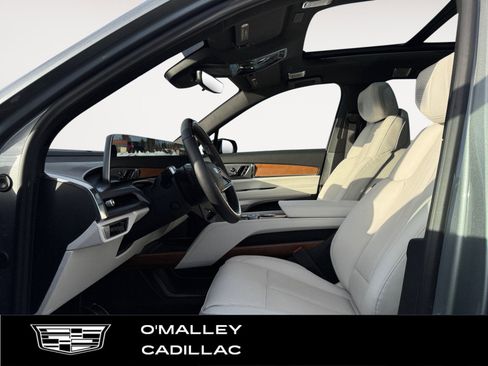 New 2026 Cadillac Vistiq Sport w/ LPO, Floor Liner Package image 10