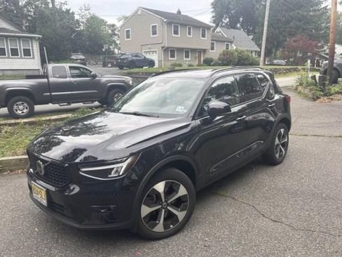 Used 2023 Volvo XC40 B5 Plus w/ Climate Package AWD/4WD image 1