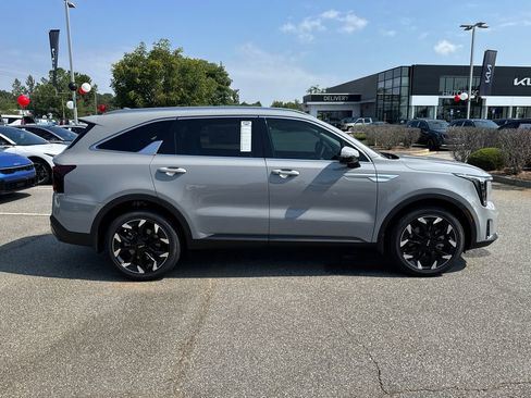 Certified 2025 Kia Sorento EX w/ Panoramic Sunroof Package FWD image 2