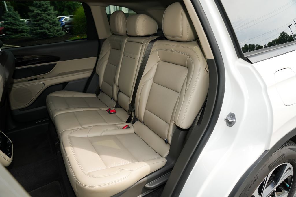 Used 2025 Lincoln Nautilus Premier AWD/4WD image 33