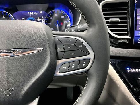 Used 2024 Chrysler Pacifica Touring-L FWD image 12