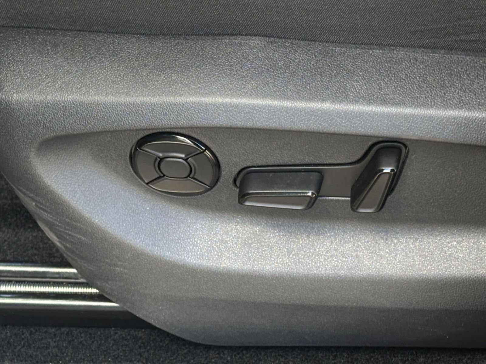 Used 2026 Volkswagen Tiguan SE FWD image 21