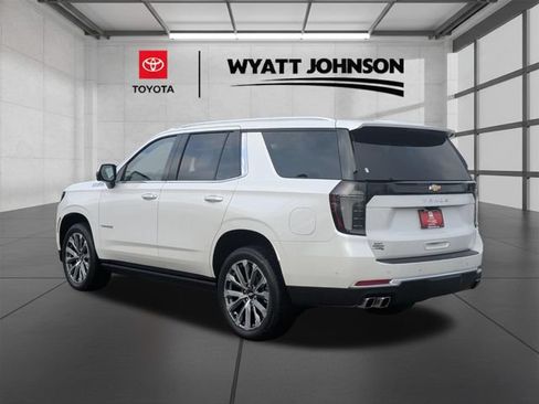 Used 2025 Chevrolet Tahoe High Country AWD/4WD image 3