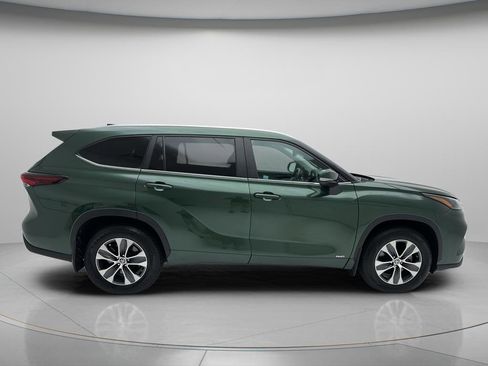 Used 2024 Toyota Highlander XLE AWD/4WD image 4