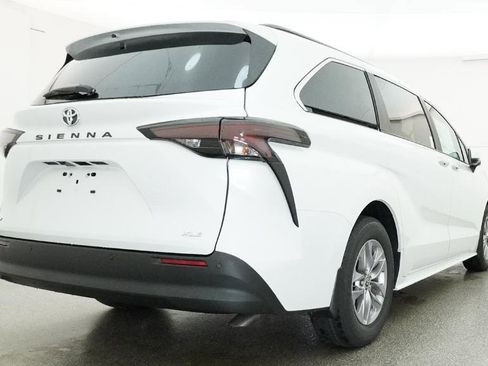 New 2026 Toyota Sienna XLE FWD image 18