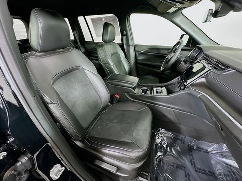 Certified 2025 Jeep Grand Cherokee Altitude image 38