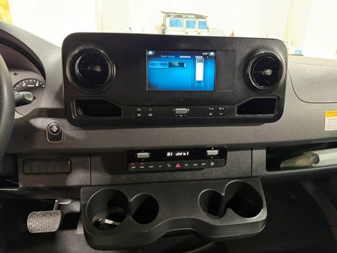 Used 2019 Mercedes-Benz Sprinter 2500 image 39