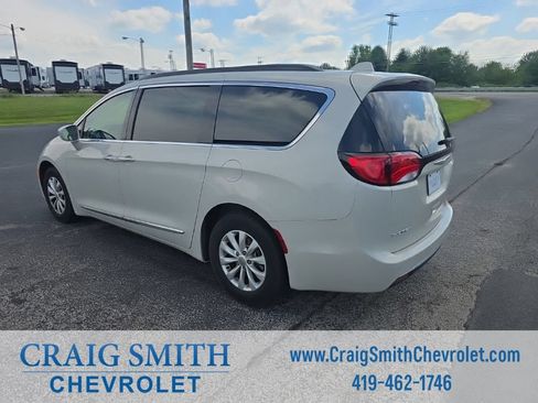 Used 2017 Chrysler Pacifica Touring-L FWD image 3