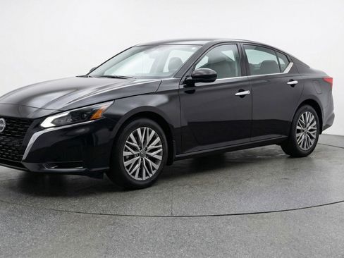 Used 2025 Nissan Altima 2.5 SV image 3