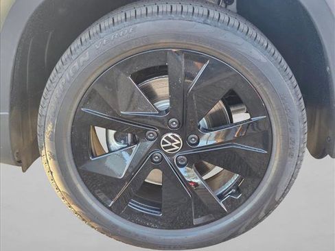 New 2026 Volkswagen Taos SE image 10