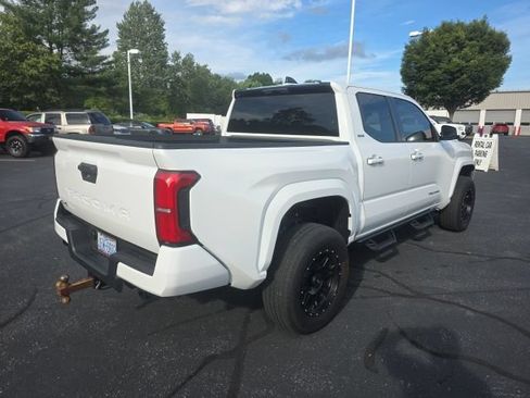 Used 2024 Toyota Tacoma SR5 AWD/4WD image 9
