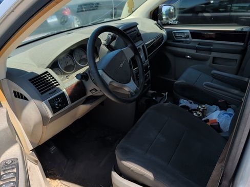 Used 2010 Chrysler Town & Country Touring FWD image 4